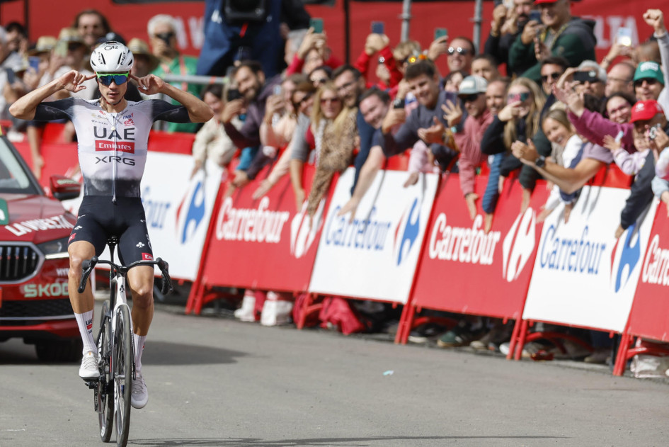 El ciclista español del Emirates UAE Juan Ayuso celebra su victoria en la séptima etapa de la Vuelta Ciclista a España