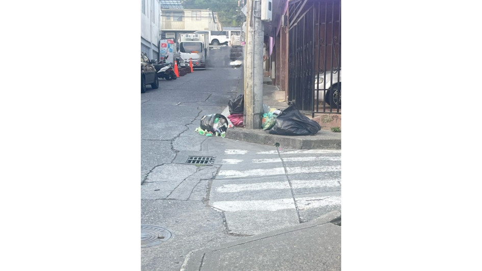 Estas son las basuras que se acumulan en la esquina a un costado de Mercaldas en la calle 67.