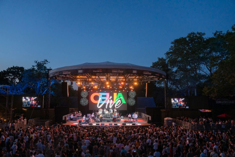 Personas asisten al homenaje por el centenario de la fallecida cantante cubana Celia Cruz, en el festival Summerstage, en Nueva York (Estados Unidos). 