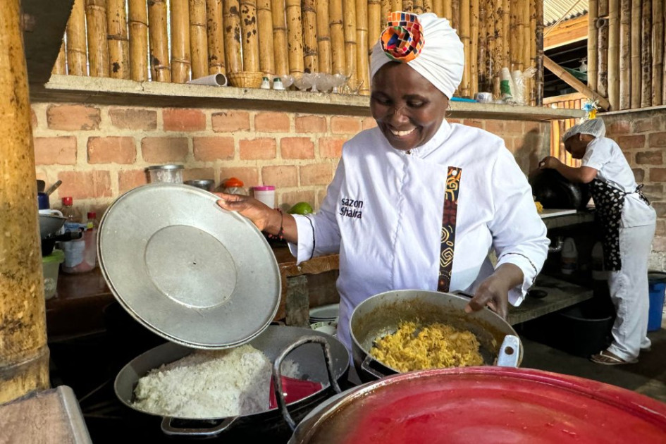 La cocinera tradicional Rosa Garcés preparando sus alimentos con la 'CamHarina', harina hecha con cáscara de camarón por la asociación ASOMEFAMA en Tumaco (Colombia).