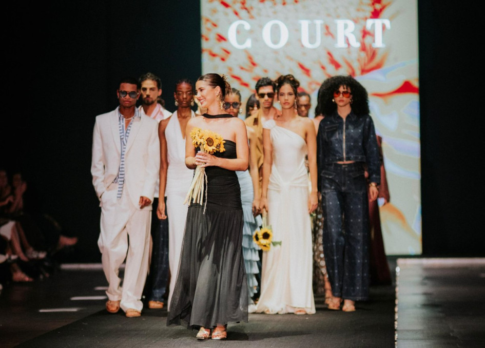 Carolina Betancourt Duque, como toda diseñadora que se consagra, "cerró con broche de oro" el desfile de su colección "Instantes", en la pasarela del Santander Fashion Week 2025.