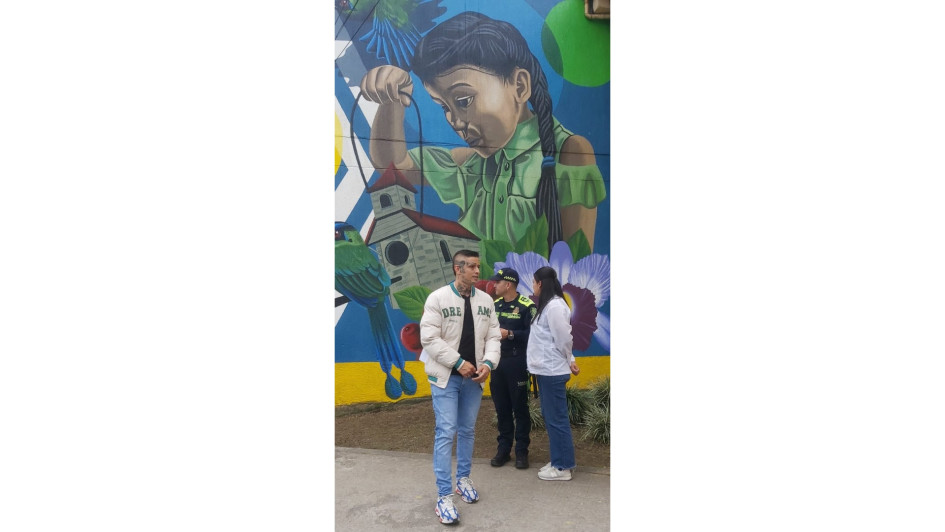 El maestro Óscar Benítez es el autor de 'Carrapa', un mural pintado en el Instituto Neira con el que se rinde homenaje a los indígenas carrapas, primeros pobladores de la zona.