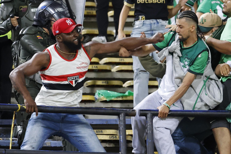 Hinchas de Nacional y de Sao Paulo se enfrentan este martes, luego del partido de los octavos de final de la Copa Libertadores entre Atlético Nacional y Sao Paulo en el estadio Atanasio Girardot en Medellín (Colombia).