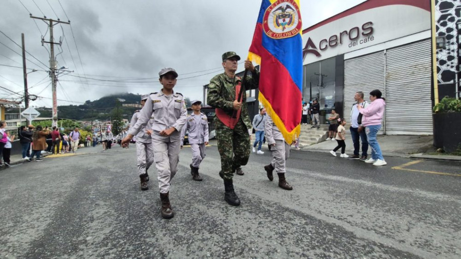 El desfile militar en Villamaría tuvo el acompañamiento de las diferentes instituciones educativas. 