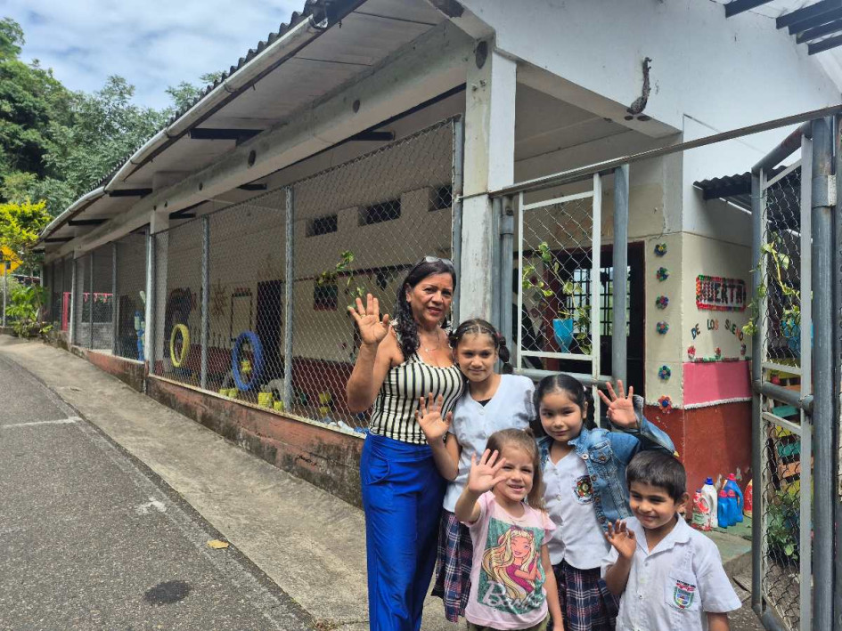 Nancy Vega Serna, la docente de la escuela La Miel, junto a sus estudiantes.