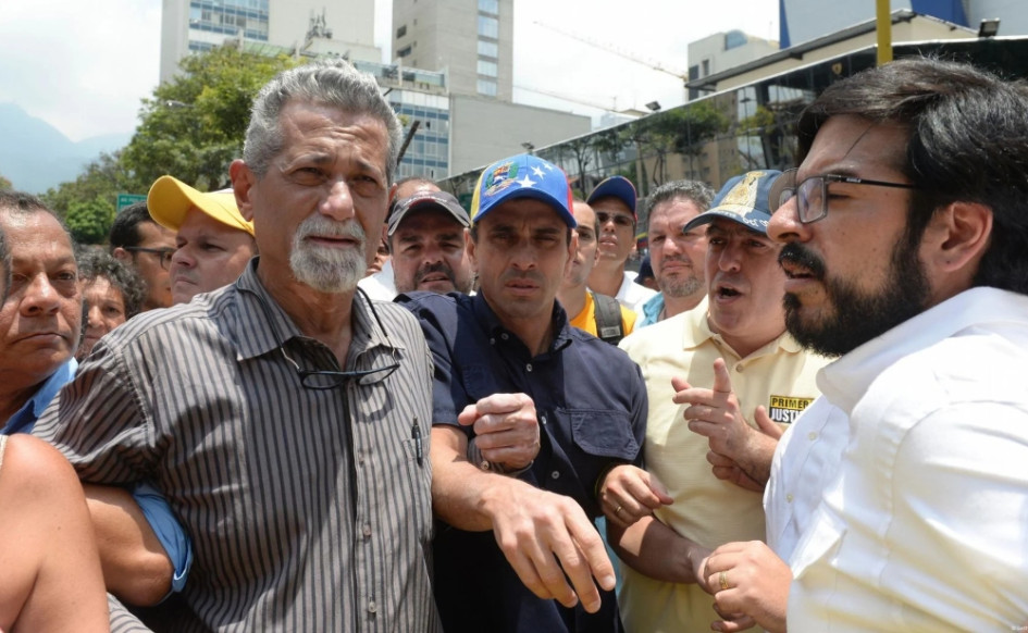 Entre los opositores excarcelados, hay dos con nacionalidad italiana, uno de ellos es el exdiputado Américo De Grazia (camisa de rayas) quien fue detenido en 2024 por hablar de fraude electoral en la reelección de Nicolás Maduro