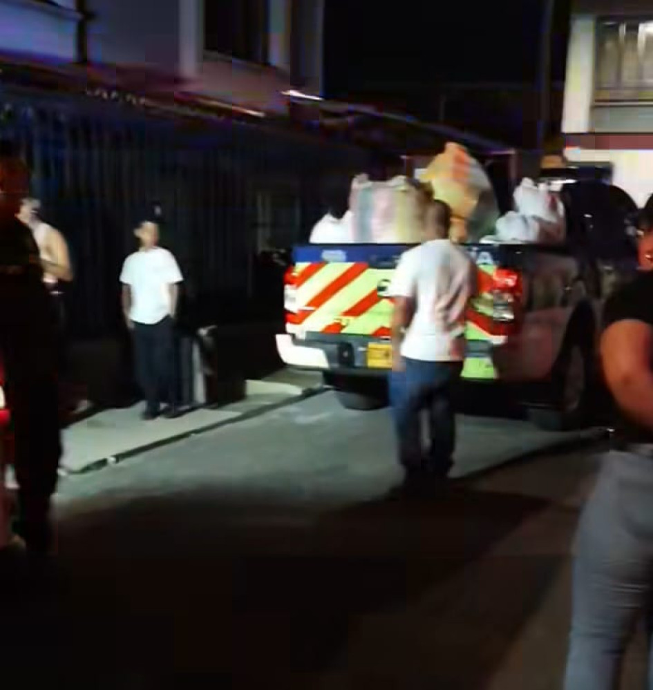 El grupo Chinchiná Solidaria, el abogado Adolfo Tovar y la Policía recogieron este miércoles en la noche las pertenencias de la familia.