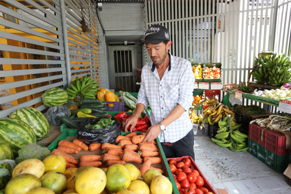 Leonardo Arroyave Pérez es un pacoreño que se gana la vida en la avenida Santander con su puesto de frutas y verduras. Tras décadas bajo el sol y la lluvia, consiguió un local en la zona.