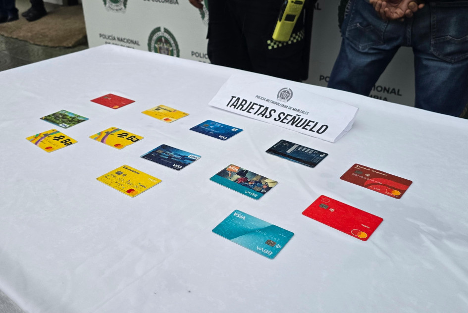 El sujeto portaba estas tarjetas.