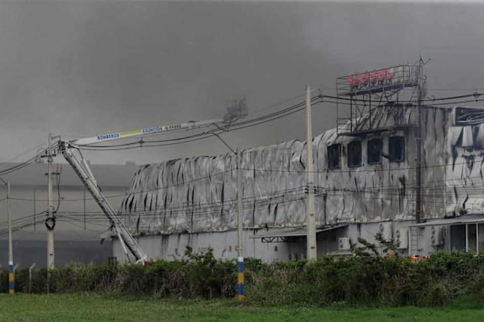 El incendio inició en una fábrica de papas fritas dentro del complejo y después se propagó por los depósitos.