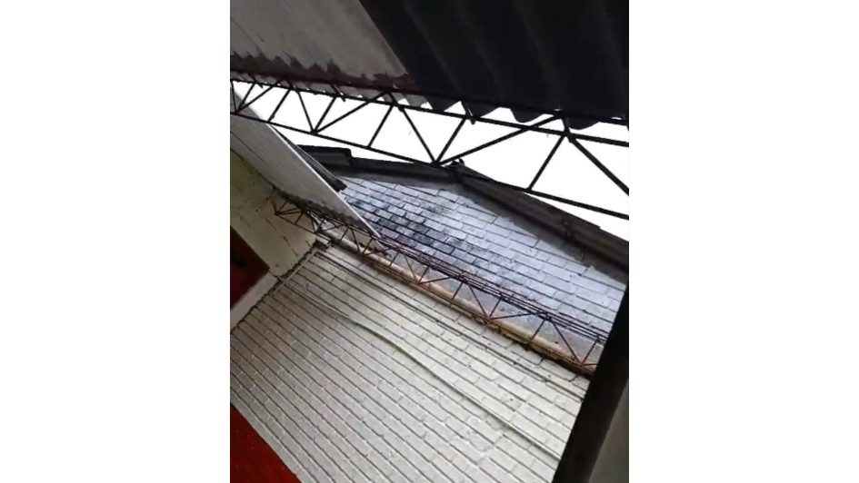 Miembros de la comunidad educativa registraron en video cómo quedó la escuela de La Marina luego del vendaval.