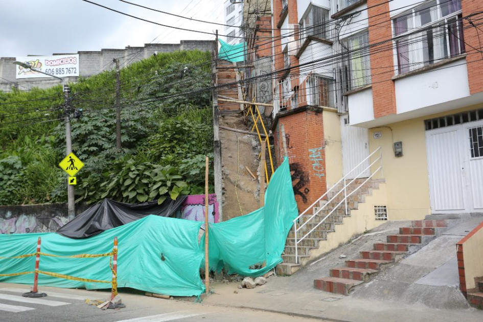 Así se ve la parte baja de los trabajos que están haciendo en las escaleras. 