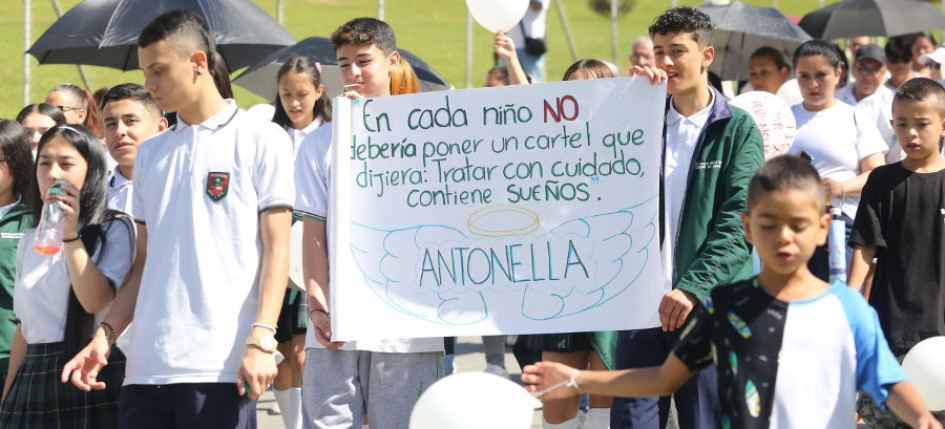 Mensajes como este "En cada niño NO debería haber con cartel que dijera: Tratar con cuidado contiene sueños" portaron algunos estudiantes de la zona que marcharon por Antonella.