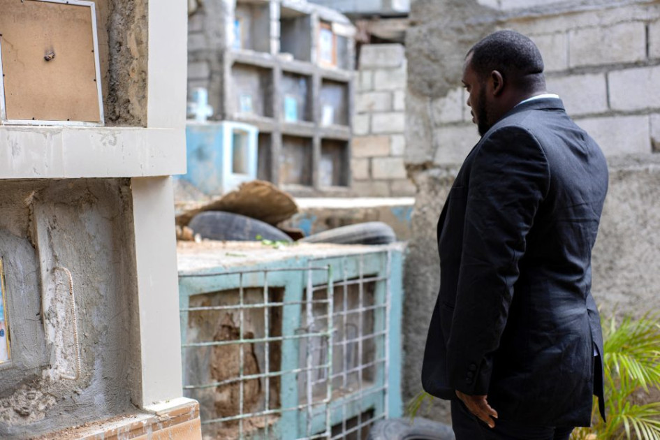 Un hombre observa una sepultura en el cementerio de Fragneau-Ville en Delmas 75, el 1 de agosto de 2025 en Puerto Príncipe (Haití). 