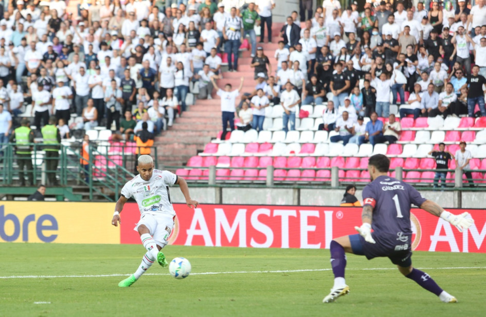 Michael Barrios fue la figura ofensiva del Once Caldas ante Huracán. Tuvo por lo menos tres ocasiones claras de gol, pero en todas el arquero Hernán Galíndez le ganó el mano a mano.
