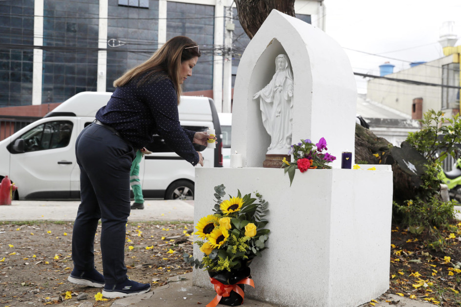 Una persona enciende una vela frente a un altar ubicado en el parque El Golfito del barrio Modelia, lugar del atentado contra el senador y precandidato presidencial Miguel Uribe Turbay, este lunes en Bogotá (Colombia). La Alcaldía de Bogotá anunció tres días de luto en honor a Uribe Turbay