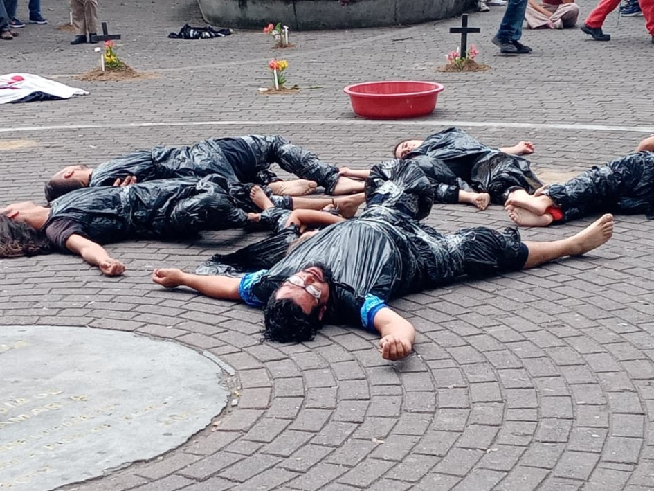 El taller de teatro abrió el telón de la jornada de teatro del Festival Actúe Pues. Seis actores presentaron un dramatizado.
