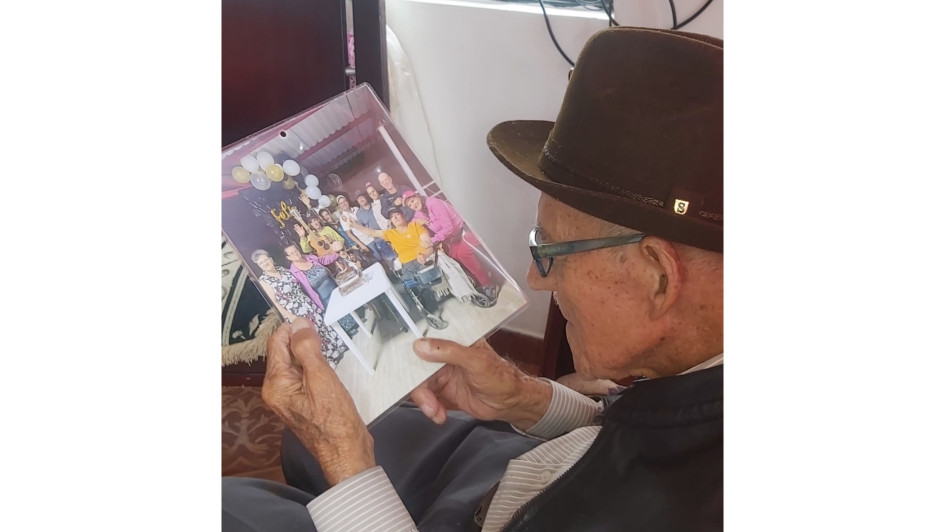 El neirano Luis Evelio Loaiza, de 101 años, contempla una foto de su familia, compuesta por 17 hijos, 37 nietos, 24 bisnietos y 5 tataranietos.
