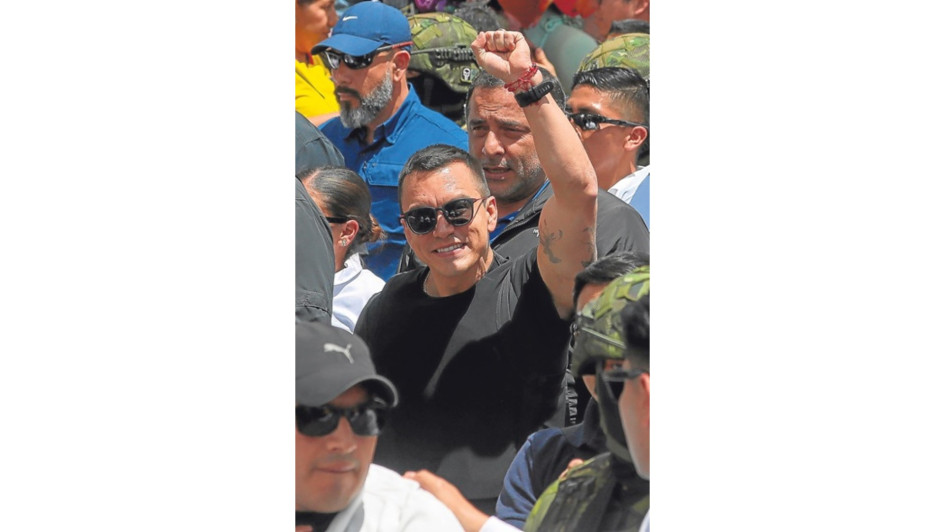 El presidente de Ecuador, Daniel Noboa, saluda en la movilización que el mismo programó contra la Corte Constitucional.