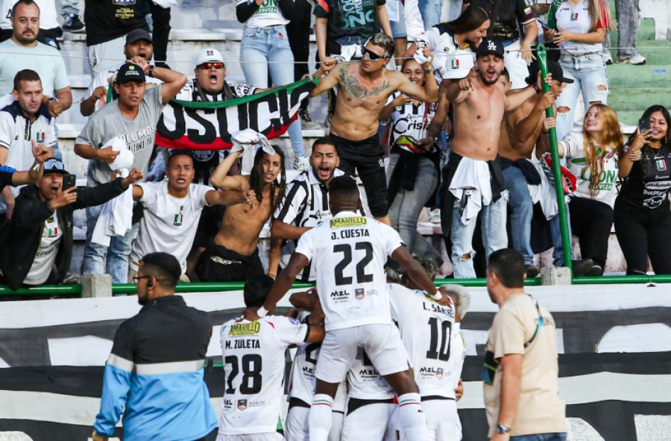 La celebración de Dayro Moreno y varios de sus compañeros con la tribuna de norte. Once Caldas le ganó 1-0 a Huracán de Argentina y lleva la ventaja en la Copa Sudamericana.