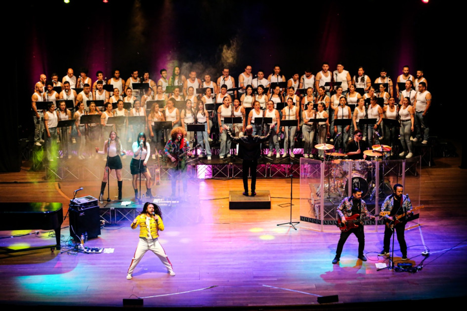 Una cadena de voces se extendió a lo largo de Ópera Queen, un homenaje a la banda de rock británica, en el Teatro Los Fundadores. Ocho integrantes de 'Llena tu cabeza de rock', 80 voces de la Coral Brahms y cerca de 1.000 asistentes fusionaron sus cantos.