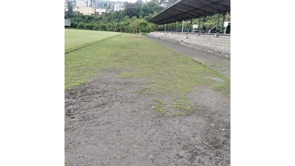 La pista atlética se pierde por el crecimiento la maleza.