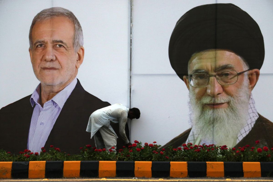 Vallas publicitarias con la imagen del presidente iraní Masoud Pezeshkian (izq.) y del líder supremo iraní, Alí Jamene. Irán y los tres países europeos, conocidos como el grupo E3, sostuvieron el viernes pasado en Estambul las primeras conversaciones nucleares. 