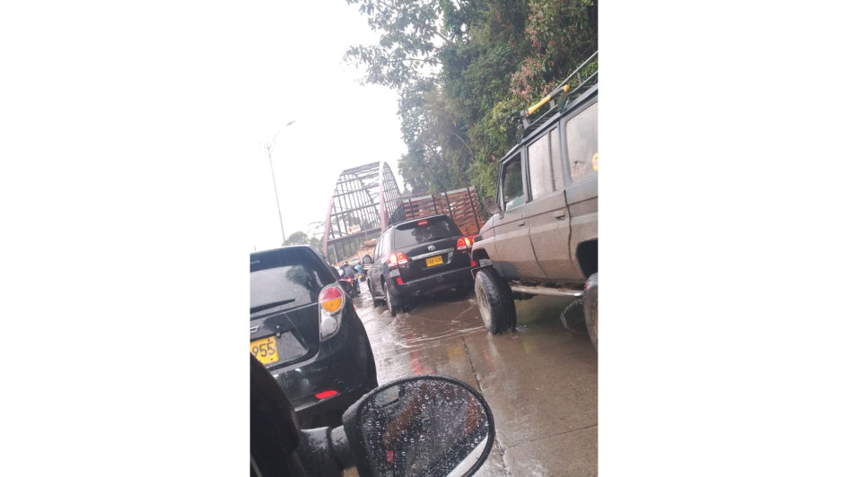La vía Panamericana, cerca de la entrada a Villamaría, se inundó por los aguaceros del viernes en la tarde.