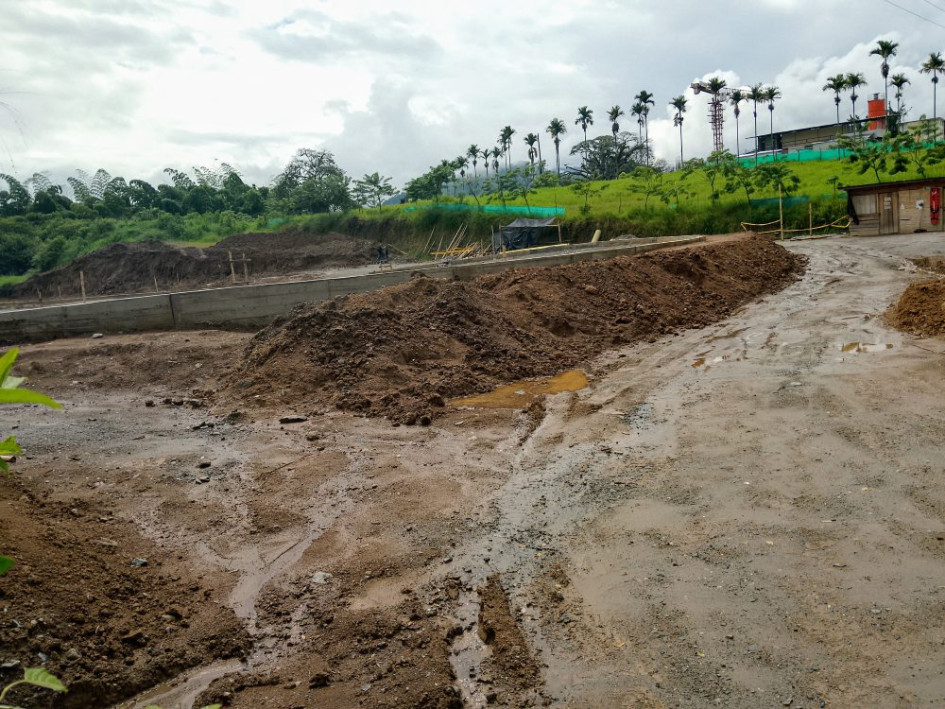 En la carrera 4 del barrio La Ceiba se ejecuta un patinódromo que, pese a iniciar en diciembre del 2023, ha tenido múltiples retrasos. Los contratistas culpan al mal clima, pero también se han hecho adiciones de recursos y tiempo.