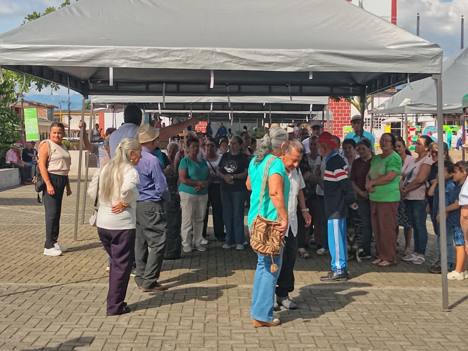 Los usuarios del régimen contributivo de la Nueva EPS en Palestina protestaron en la tarde de este miércoles porque no les entregan medicamentos. Exigen que en el municipio se instale un dispensario. Para tal fin, cursa trámite una acción popular.