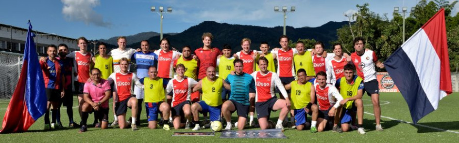 Los equipos de Paises Bajos y Salamina en partido amistoso.