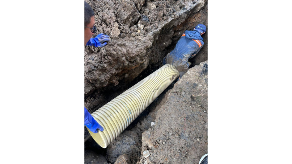 En la subida al barrio Popular del corregimiento de Arauca (Palestina) la calle se está hundiendo y presenta problemas por escorrentía de agua.