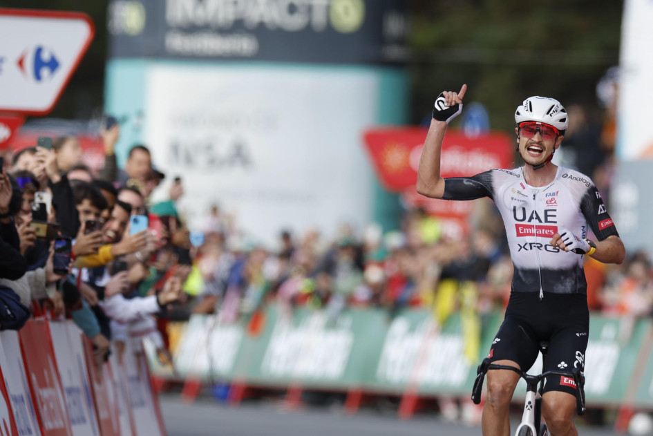 El ciclista australiano Jay Vine, del UAE Team Emirates XRG, celebra la victoria en la sexta etapa de la Vuelta a España.