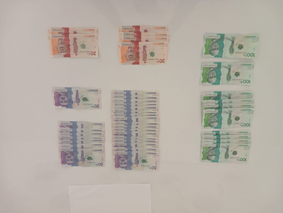 Las primeras indagaciones señalan que el individuo se desplaza por diferentes municipios del país, donde replica este tipo de actividades fraudulentas con el fin de aprovecharse de la buena fe de los habitantes. Este sujeto es reincidente en dicha conducta, quien además registra varias anotaciones por hurto.