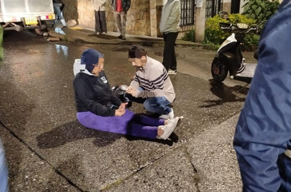 La mamá del conductor que arrolló a dos motociclistas en Manizales y huyó informó que él se acercó después a la clínica para responder por lo sucedido.