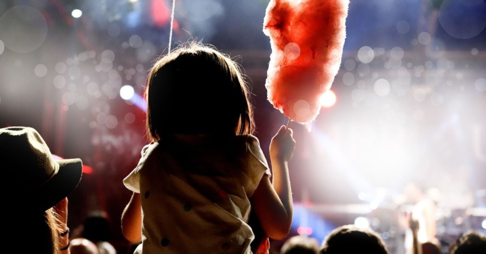 En bebés y niños pequeños, el oído es especialmente vulnerable porque sus estructuras auditivas