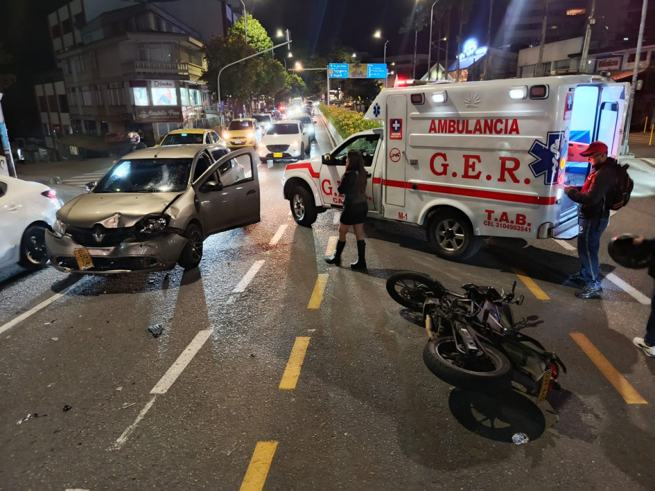 Los dos lesionados se movilizaban en una motocicleta y los trasladaron a un hospital.