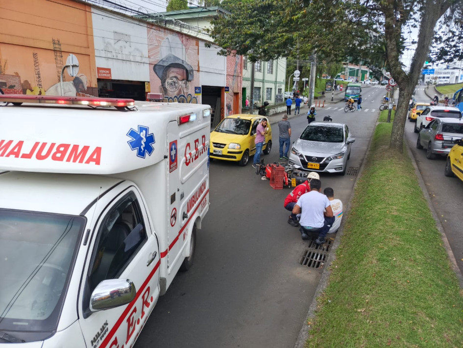 En la avenida Paralela, un motociclista sufrió lesiones tras chocaron con dos carros.
