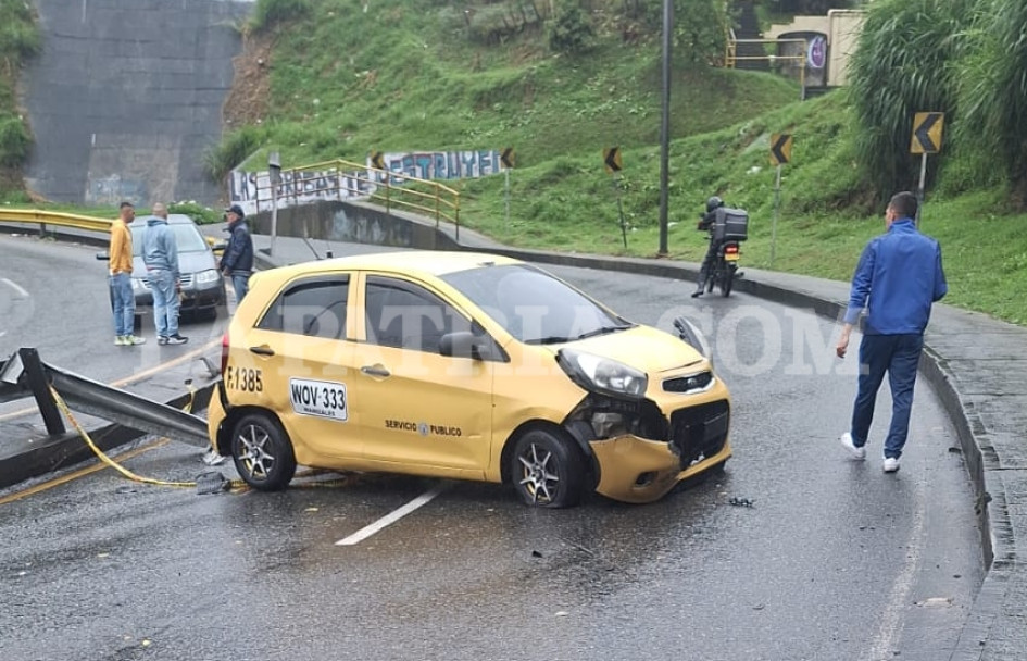 El conductor del taxi sufrió lesiones leves, tras colisionar con otro vehículo y el separador.