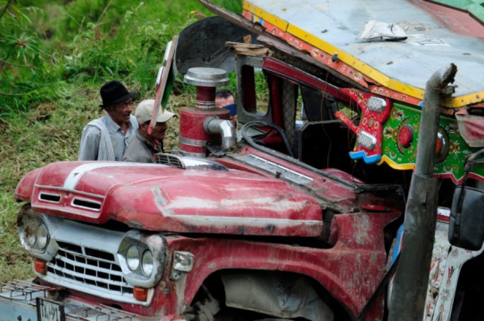 Así quedó la chiva tras el accidente.