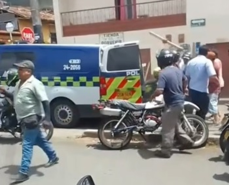 Con palos y a patadas, la comunidad atacó al presunto ladrón.