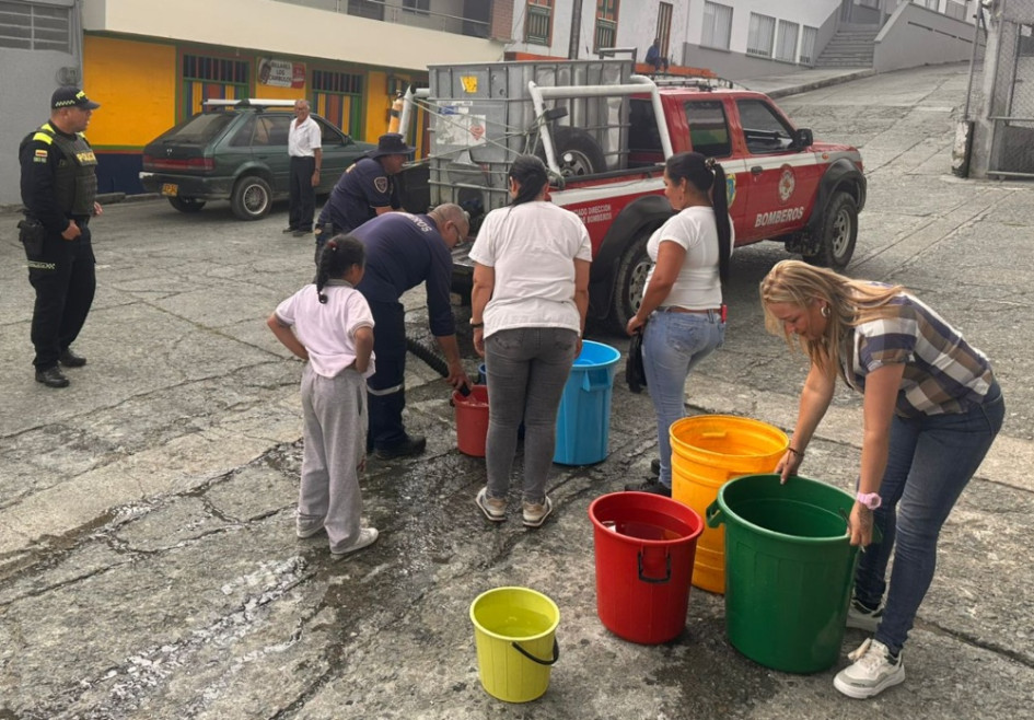 El carro de Bomberos debe hacer varios viajes para surtir de agua a los habitantes de San Bartolomé.