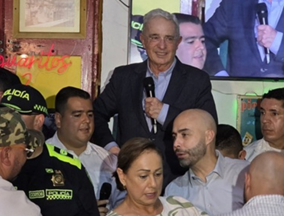 Foto Reproducción | LA PATRIA El expresidente Álvaro Uribe asistió a una misa en la parroquia de María Auxiliadora en acción de gracias por su libertad.