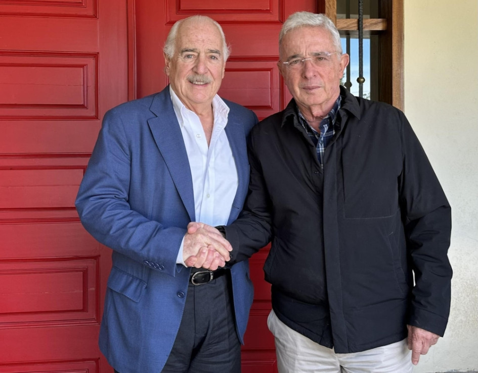 Fotografía tomada de la red social X, de la cuenta oficial de @AndresPastrana_, que muestra a los expresidentes de Colombia, Andrés Pastrana (i) y Álvaro Uribe.