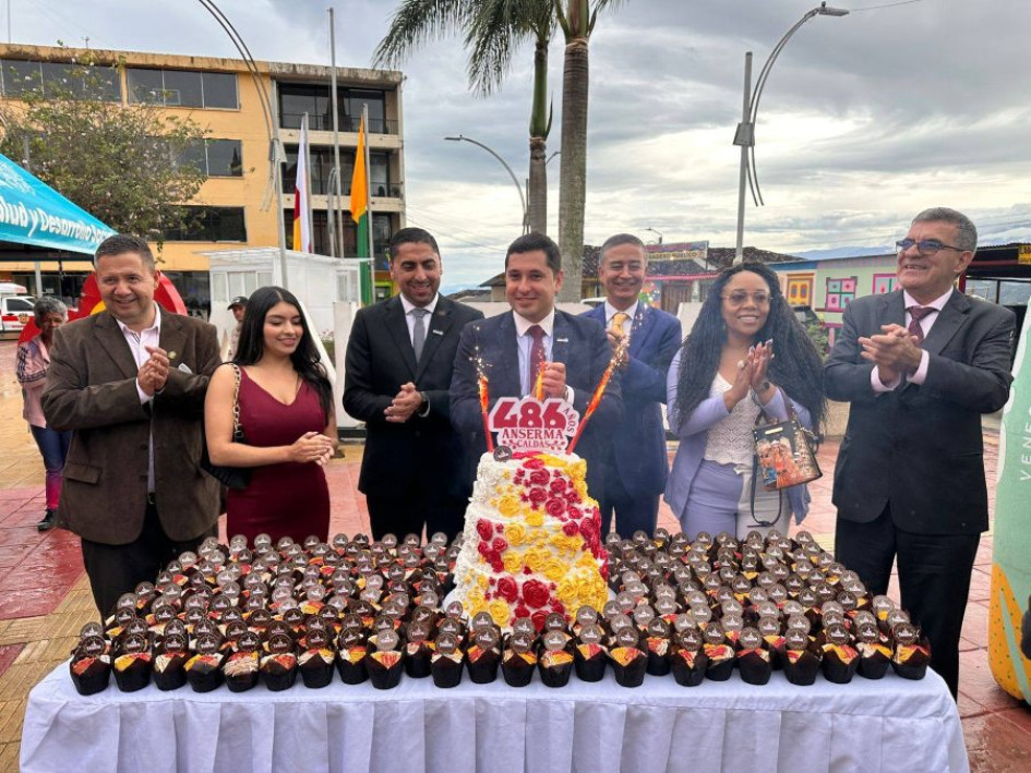 La comunidad se reunió en la Plaza Jorge Robledo para vivir un momento especial de celebración, c