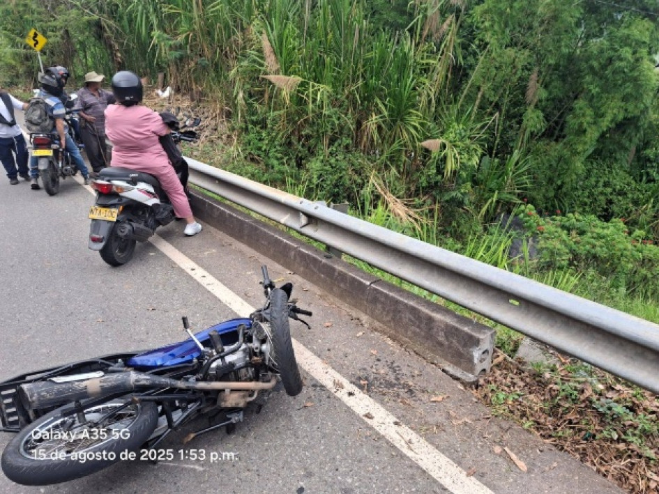 Un conductor perdió el control de su motocicleta, chocó contra el separador y cayó junto a su acompañante a unos arbustos.