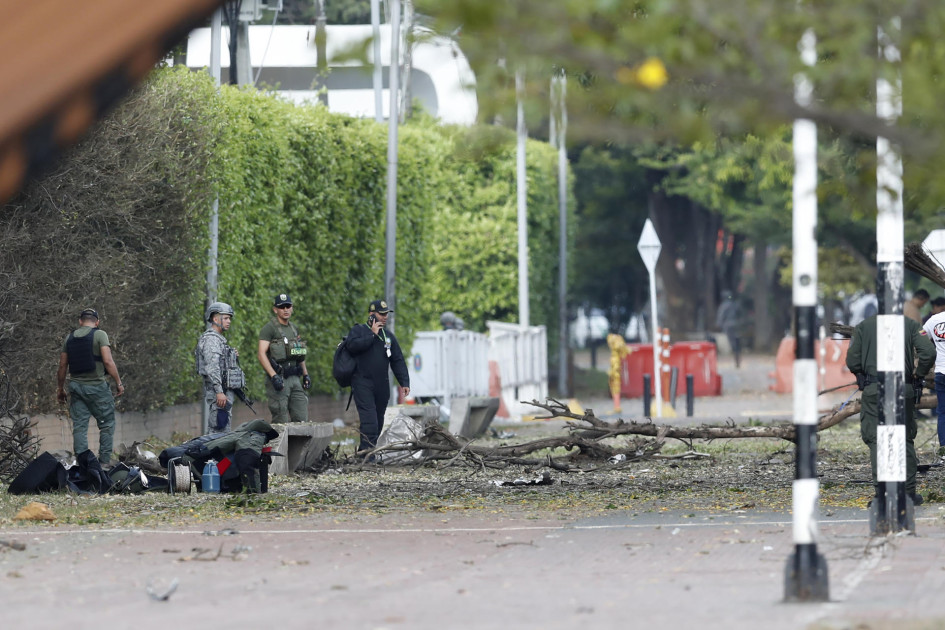 Integrantes de la Policía Nacional y Militares inspeccionan la zona del atentado tras una explosión en inmediaciones de la Escuela Militar de Aviación Marco Fidel Suárez este jueves, en Cali (Colombia).