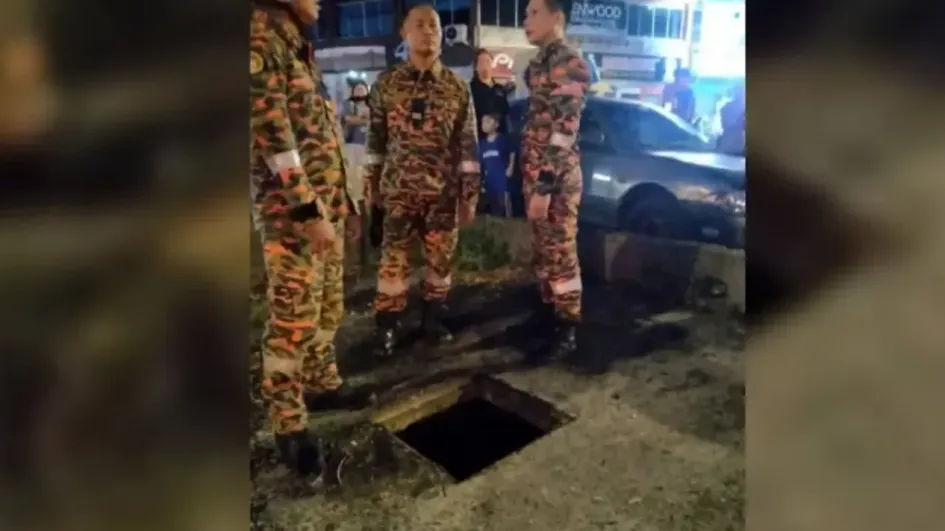 Los bomberos de la región malasia de Sarawak, en el lugar de los hechos.