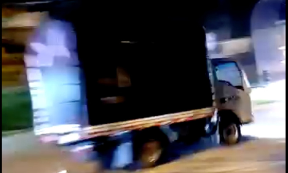 Conductor de camión emprendió la huida, arrolló a dos policías y fue capturado en la vía al Parque Industrial en Pereira 