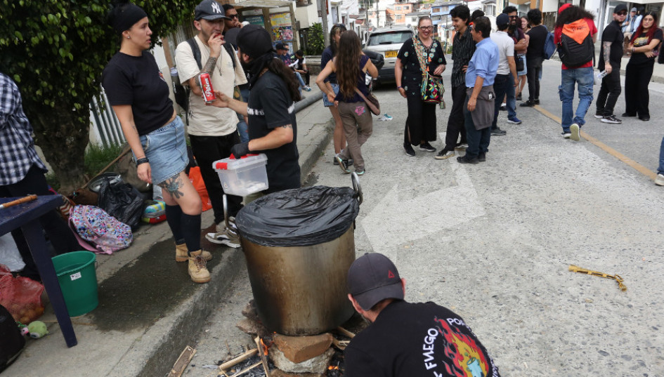 En la calle se armó un fogón improvisado para preparar un canelazo. También hubo música. 